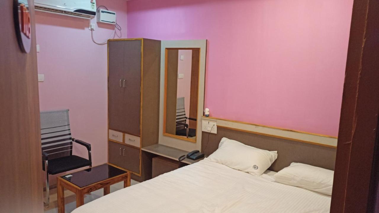 Aarthi Residency Hotel Kāraikkudi Buitenkant foto