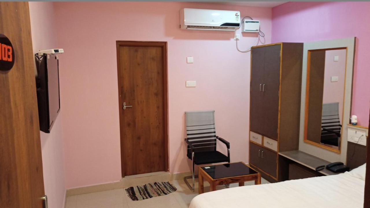 Aarthi Residency Hotel Kāraikkudi Buitenkant foto