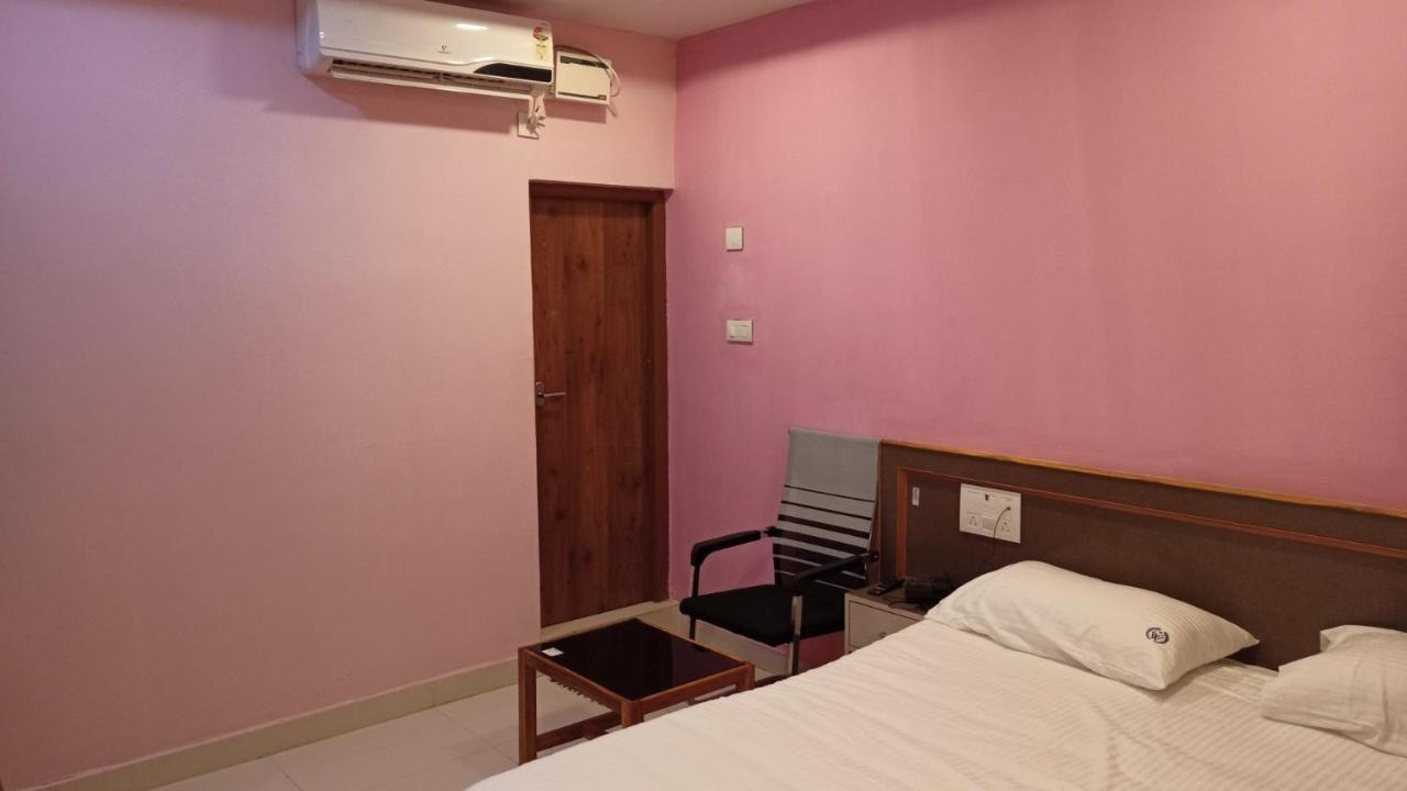 Aarthi Residency Hotel Kāraikkudi Buitenkant foto