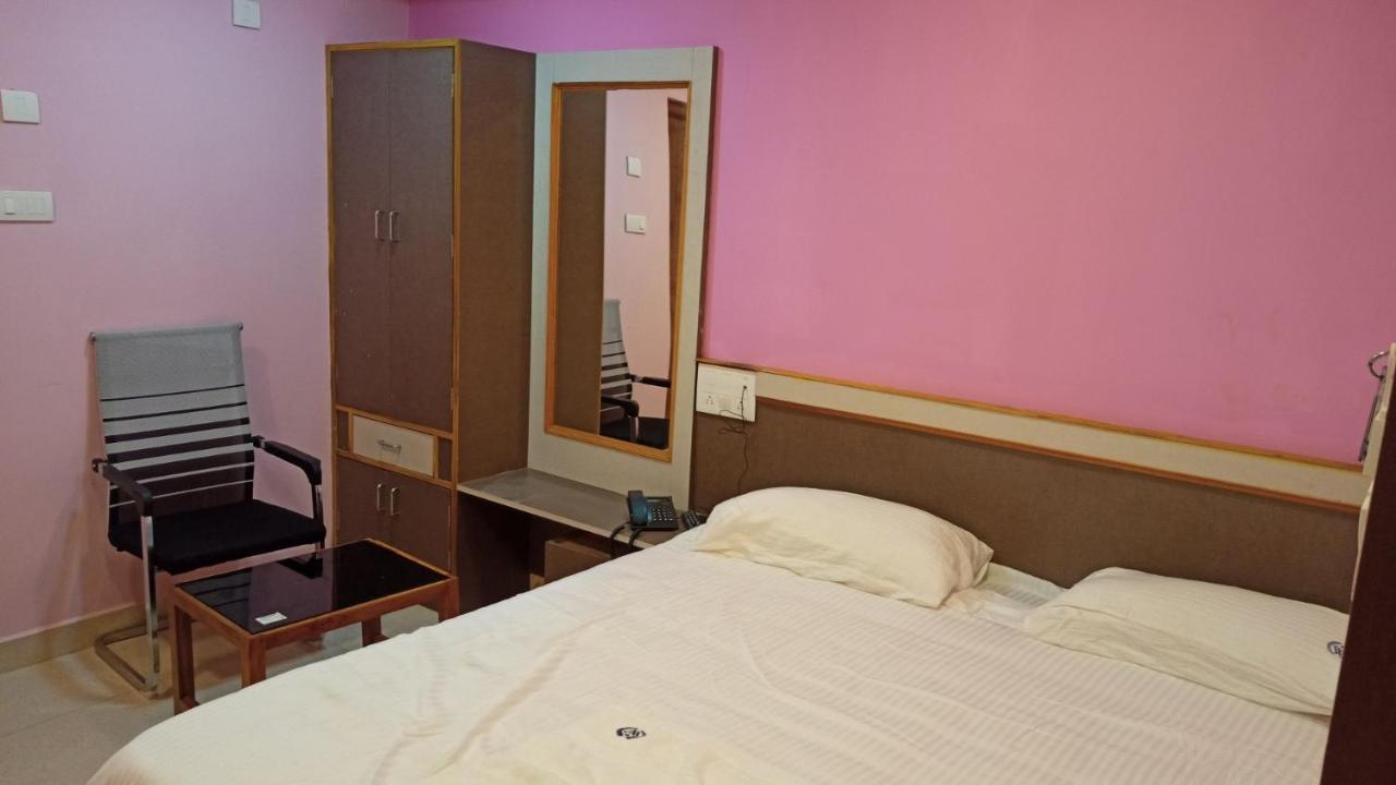 Aarthi Residency Hotel Kāraikkudi Buitenkant foto