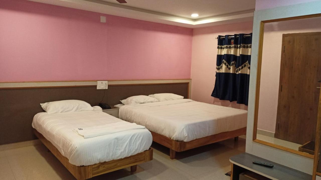 Aarthi Residency Hotel Kāraikkudi Buitenkant foto