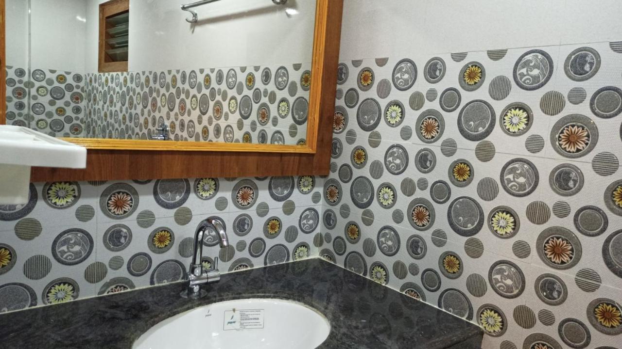 Aarthi Residency Hotel Kāraikkudi Buitenkant foto