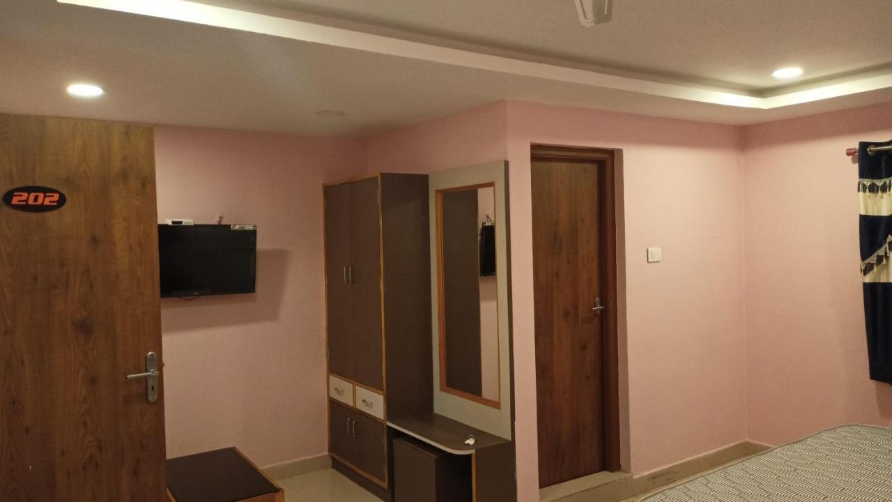 Aarthi Residency Hotel Kāraikkudi Buitenkant foto